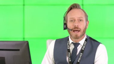 4 k telefonu operatörü arayan, yeşil zemin üzerine yardımcı polis Servisi