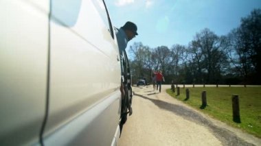 4 k Hipster arkadaşlar, yolculuğa devam kamp ile yetişmeye çalışan çift van