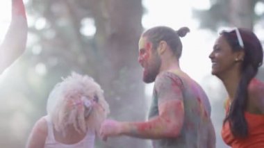 4 k mutlu hipster arkadaşlar Müzik Festivali'nde, dans ve atma renkli toz.