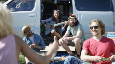 4 k Hipster grubu ile müzik festivali kamp alanında eğleniyor camper van