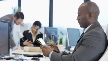 4 k ilgili işadamı tablet vasıl seyir ve meslektaşları için konuşmaya şehir ofis