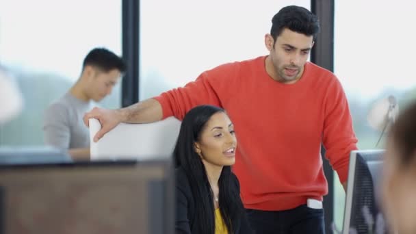 Jeune Équipe Affaires Occasionnelle Travaillant Ensemble Dans Bureau Avec Directeur — Video