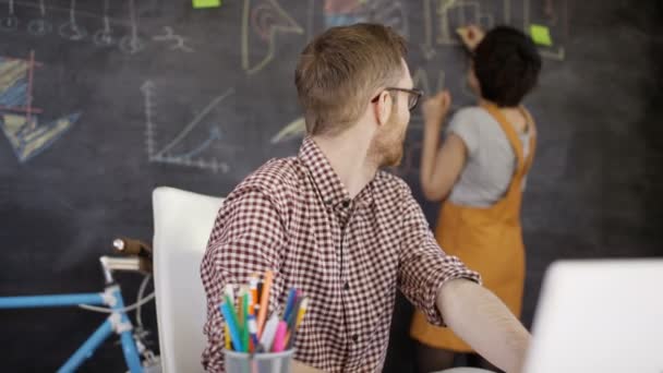 Mladým Podnikatelům Spolupracují Brainstorming — Stock video