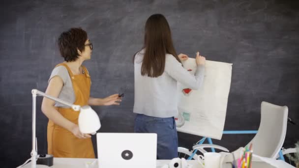 Jonge Ontwerpers Werken Samen Kijken Naar Tekeningen Van Het Ontwerp — Stockvideo