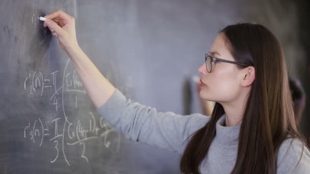 Jovem Estudante Universitário Inteligente Escrevendo Equação Matemática Quadro Negro — Vídeo de Stock