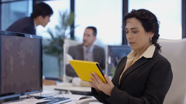 在城市办公室 女性使用电脑片的愉快的商业团队 — 图库视频影像