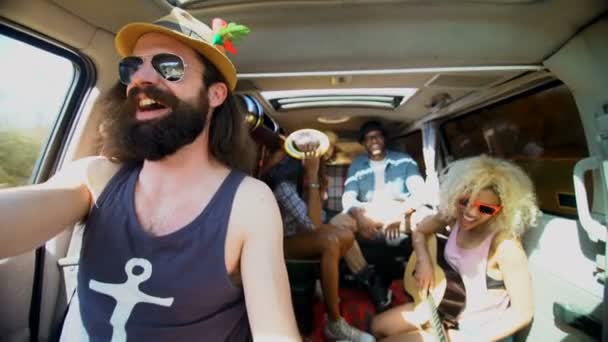 Happy Hipster Amigos Viagem Verão Van Campista — Vídeo de Stock