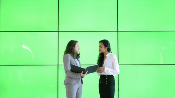 Businesswomen Discusión Oficina Moderna Con Fondo Pantalla Verde — Vídeos de Stock