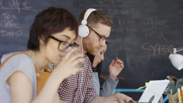 Grupo Jovem Usando Computadores Tomando Café Lanches Café Internet — Vídeo de Stock