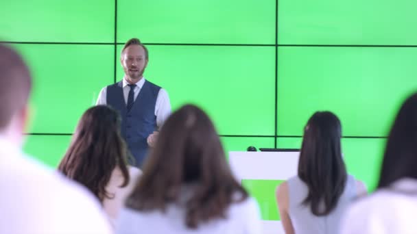 Кавказский Бизнесмен Выступает Презентацией Взаимодействует Зеленым Экраном Видеостены — стоковое видео