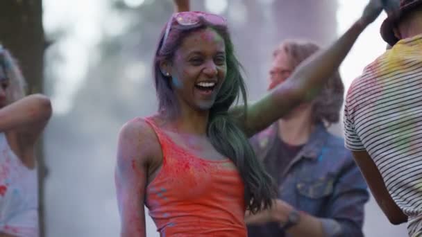 Happy Hipster Friends Music Festival Dancing Throwing Coloured Powder — Stock Video