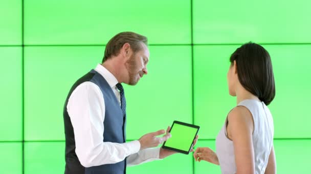 Business Man Vrouw Zoek Naar Een Tablet Met Groen Scherm — Stockvideo