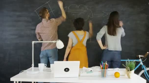 Tid Förfaller Unga Kreativa Business Grupp Arbetar Tillsammans Och Brainstorming — Stockvideo