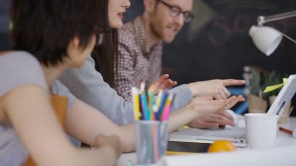 4K Groupe de jeunes entrepreneurs qui travaillent et réfléchissent dans un bureau créatif 
