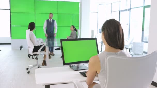 Equipe Negócios Trabalhando Escritório Moderno Com Tela Verde — Vídeo de Stock