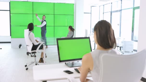 Equipe Negócios Uma Reunião Escritório Moderno Com Tela Verde — Vídeo de Stock