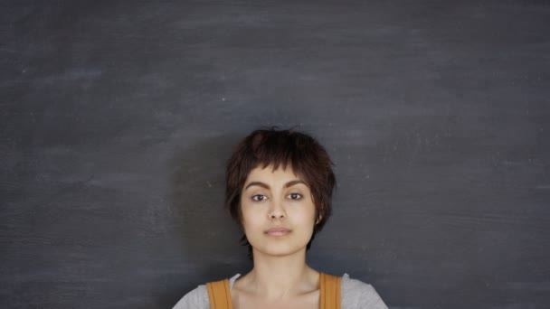 Primer Plano Retrato Una Mujer Sonriente Mirando Sobre Fondo Pizarra — Vídeos de Stock