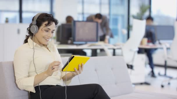 Mujer Negocios Sonriente Con Tablet Auriculares Oficina Corporativa — Vídeo de stock