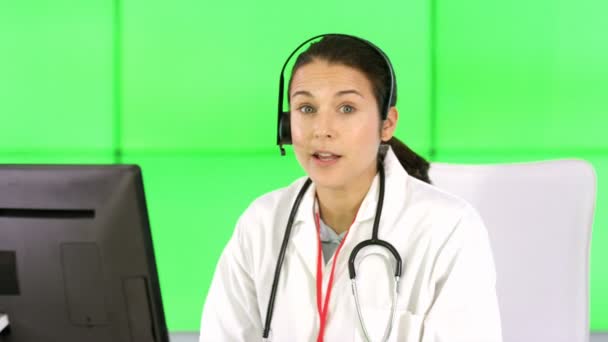 Smiling Medisch Adviseur Gesprek Met Klant Patiënt Groene Achtergrond — Stockvideo