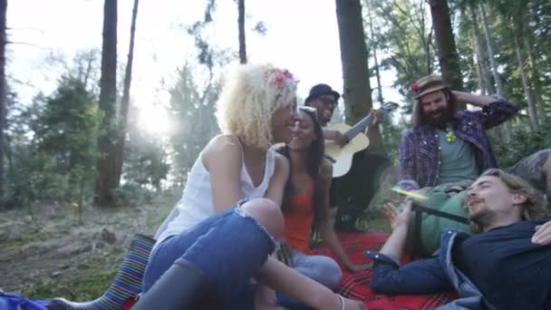 快乐的时髦朋友在树林里露营 玩吉他和唱歌 — 图库视频影像