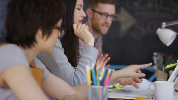 Grupo Empresarial Joven Emprendedor Que Trabaja Hace Una Lluvia Ideas — Vídeos de Stock