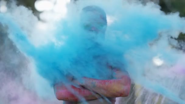 Porträtt Allvarliga Hipster Guy Täcks Färgat Pulver Festival — Stockvideo