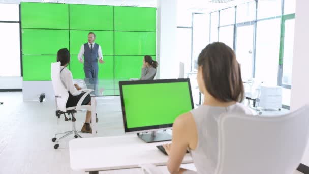 Business Team Einem Meeting Modernem Büro Mit Grünem Bildschirm — Stockvideo