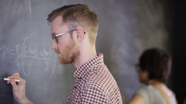 Yazı Tahtası Üzerinde Matematiksel Denklem Yazma Genç Akıllı Üniversite Öğrencisi — Stok video