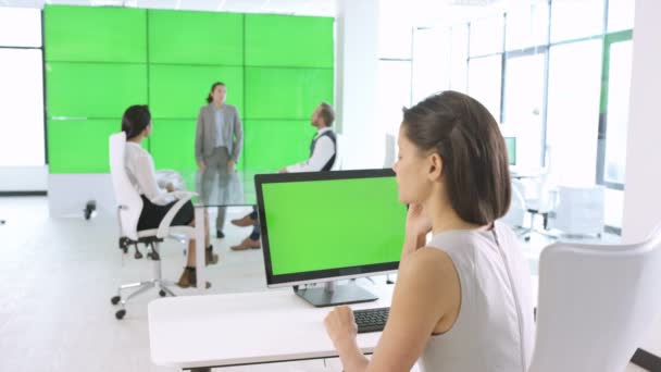 Junge Geschäftsfrau Gibt Präsentation Und Interaktion Mit Green Screen Videowand — Stockvideo