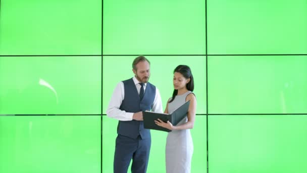 Бизнес Мужчина Женщина Обсуждают Документы Современном Офисе Зеленым Экраном — стоковое видео