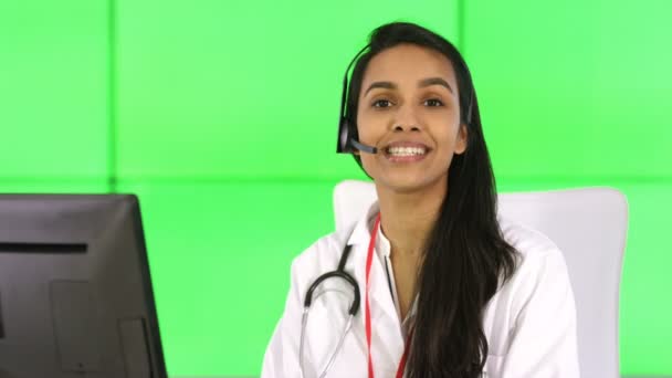 Nöjd Medicinsk Service Rådgivare Pratar Med Kunden Eller Patienten Grön — Stockvideo