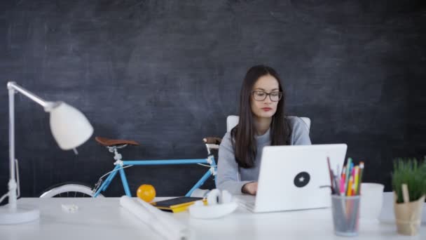 Durchdachte Geschäftsfrau Arbeitet Ihrem Schreibtisch Kreativen Büro — Stockvideo