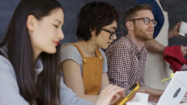 Jonge Groep Internetcafé Focus Vrouw Maken Van Video Oproep Computer — Stockvideo