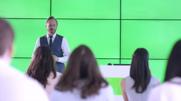 白人ビジネスマンのプレゼンテーションを与えると緑色の画面のビデオ壁との相互作用 — ストック動画