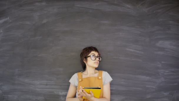 Retrato Mujer Sonriente Con Tableta Sobre Fondo Pizarra Blanco — Vídeo de stock