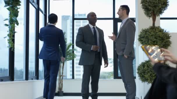 Business Associates Falando Apertando Mãos Escritório Cidade — Vídeo de Stock