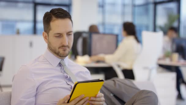 Retrato Hombre Negocios Sonriente Usando Una Tableta Oficina Corporativa — Vídeos de Stock