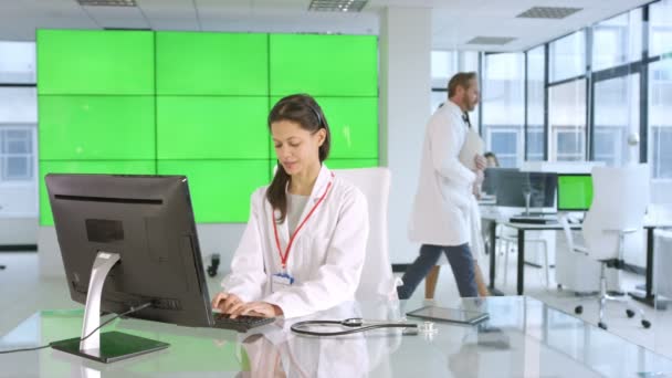 Trabalhador Saúde Assistindo Paciente Por Telefone Com Fundo Verde — Vídeo de Stock