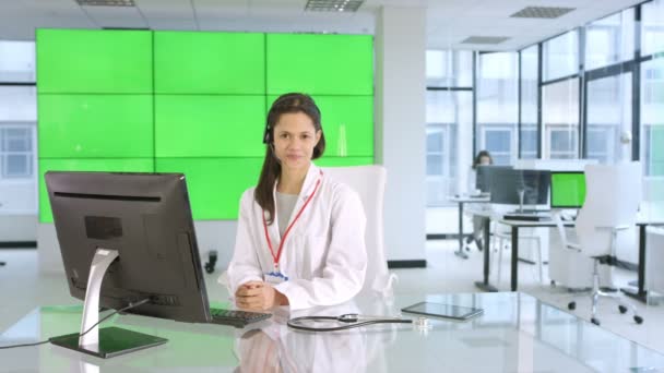 Hälsoarbetare Hjälpa Patient Telefon Med Grön Bakgrund — Stockvideo
