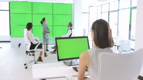 Equipe Negócios Uma Reunião Escritório Moderno Com Tela Verde — Vídeo de Stock