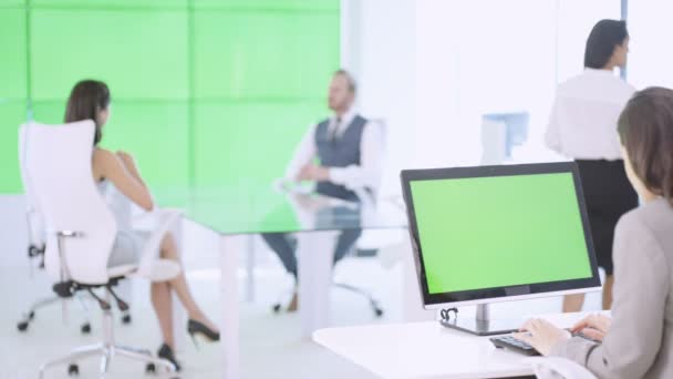 Business Team Modern Iroda Zöld Képernyő Fal Számítógép Monitorok — Stock videók