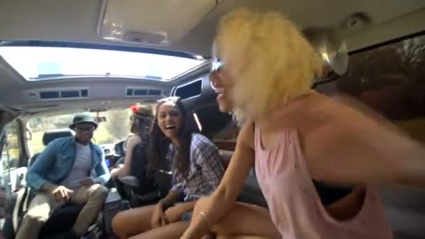 愉快的时髦的朋友在夏天路旅行在露营车 — 图库视频影像