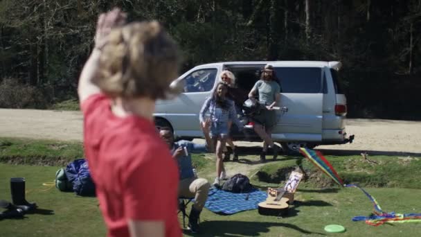 Portret Van Glimlachen Hipster Man Met Vrienden Muziek Festival Camping — Stockvideo