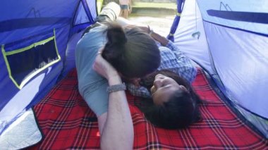 Samimiyet kamp gezisinde paylaşımı hipster çift onların arkadaşları tarafından kesilir