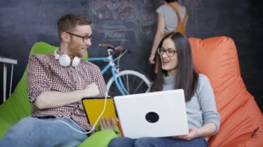 4 k genç iş grup çalışma ve trendy yaratıcı ofiste beyin fırtınası