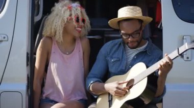 şarkı ve camper van gitar çalmak 4 k mutlu hippi çift Road trip