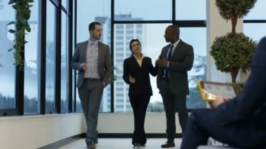 4 k karışık etnik köken kurumsal iş Grup sohbet olarak onlar bürosundan yürüyüş