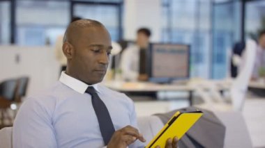 4k Ofis, belge üzerindeki getiren iş arkadaşınız tablet bilgisayar kullanarak Afrika kökenli Amerikalı iş adamı
