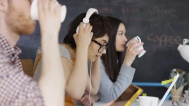 4 k genç grup internet kafe, bilgisayarda görüntülü arama yapma kadın odaklanmak