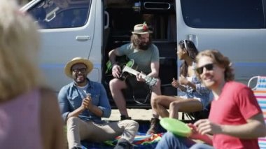 4 k Hipster grubu ile müzik festivali kamp alanında eğleniyor camper van
